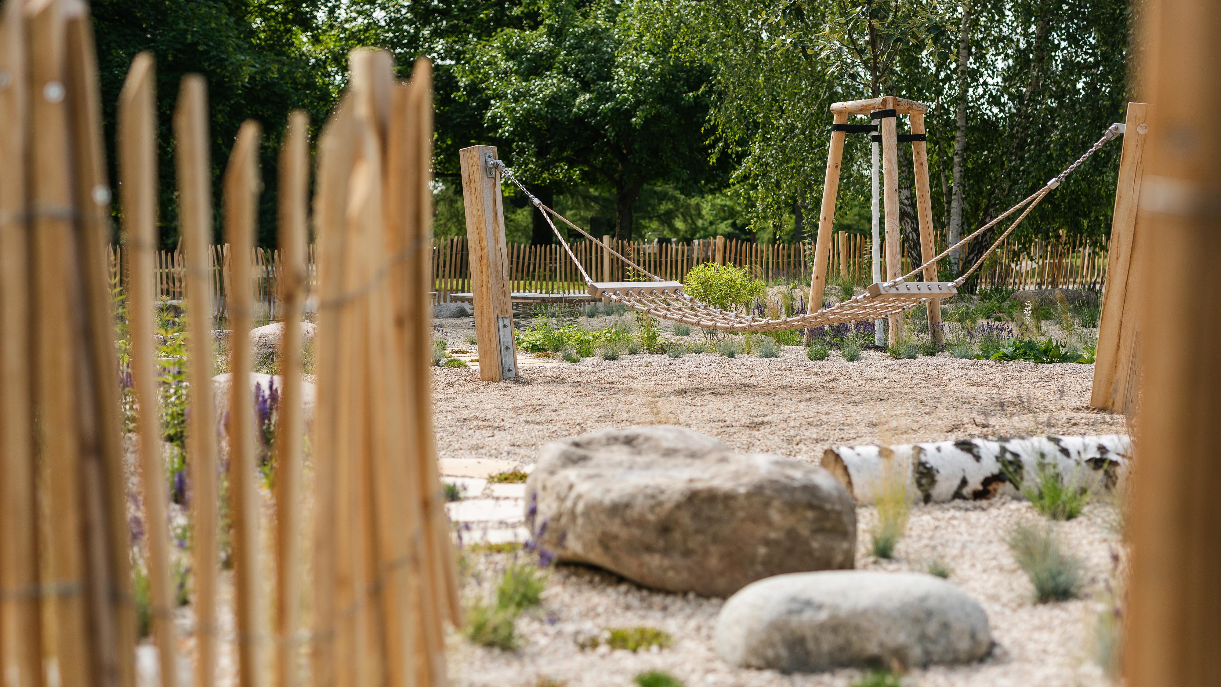 Viele Bäume wurden gepflanzt, wenige gefällt - diese fanden als Balancierbalken wieder zurück